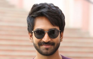 Aadhi-Pinisetty-New-Photos-03