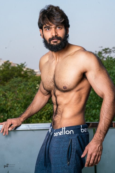 Kartikeya-Gummakonda-Six-Pack-Abs-02