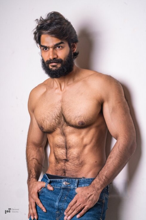 Kartikeya-Gummakonda-Six-Pack-Abs-03