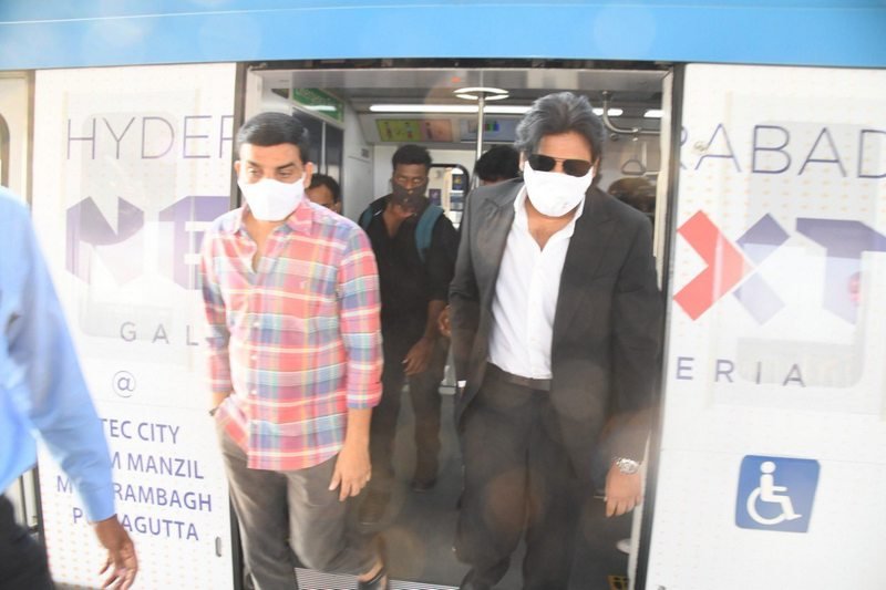 Pawan-Kalyan-Hyderabad-Metro-Train-Ride-Photos-04