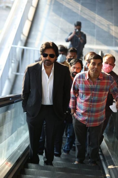 Pawan-Kalyan-Hyderabad-Metro-Train-Ride-Photos-07