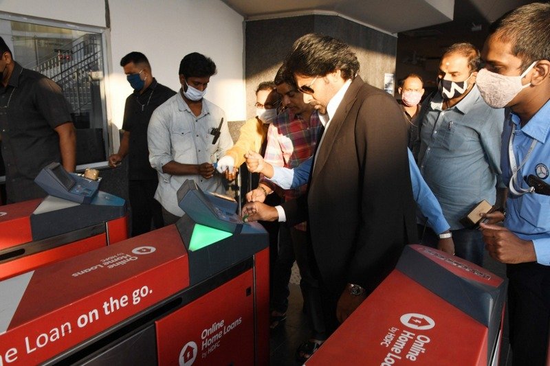 Pawan-Kalyan-Hyderabad-Metro-Train-Ride-Photos-08