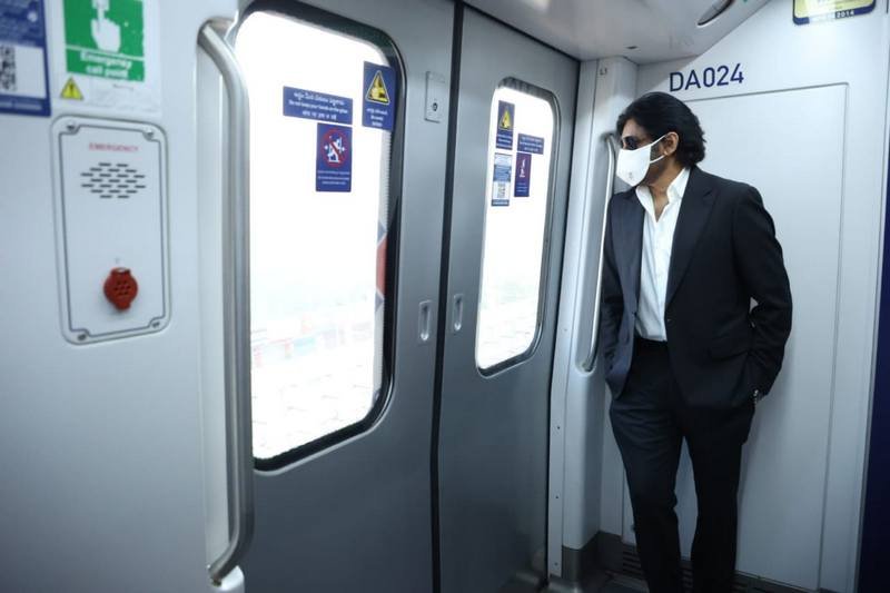 Pawan-Kalyan-Hyderabad-Metro-Train-Ride-Photos-09