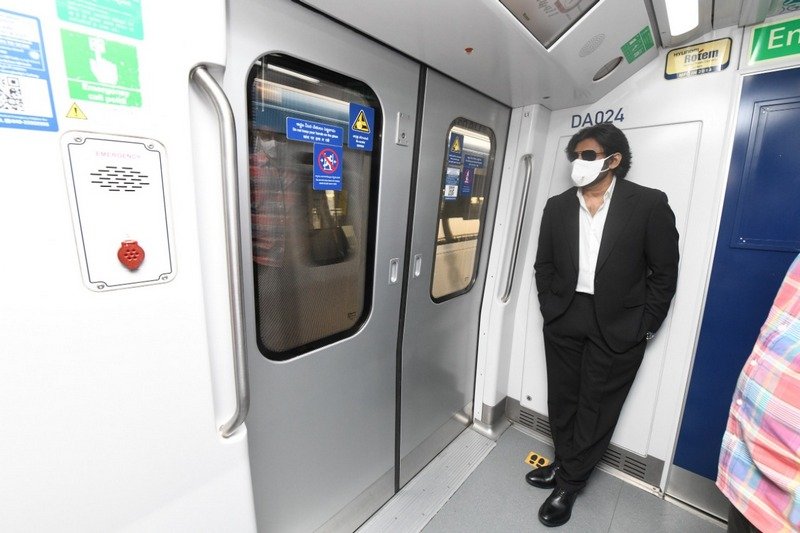 Pawan-Kalyan-Hyderabad-Metro-Train-Ride-Photos-10