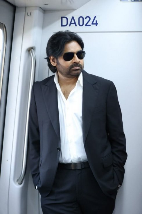 Pawan-Kalyan-Hyderabad-Metro-Train-Ride-Photos-13