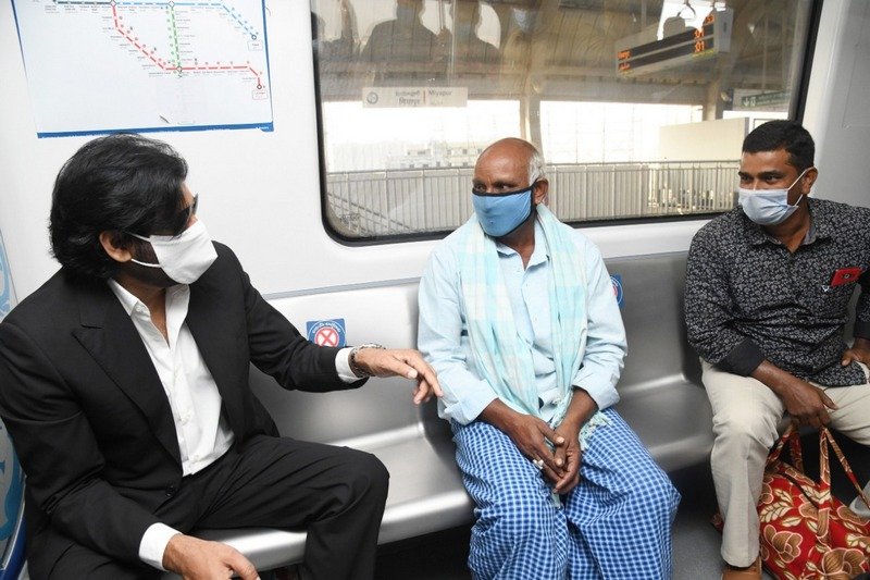 Pawan-Kalyan-Hyderabad-Metro-Train-Ride-Photos-15