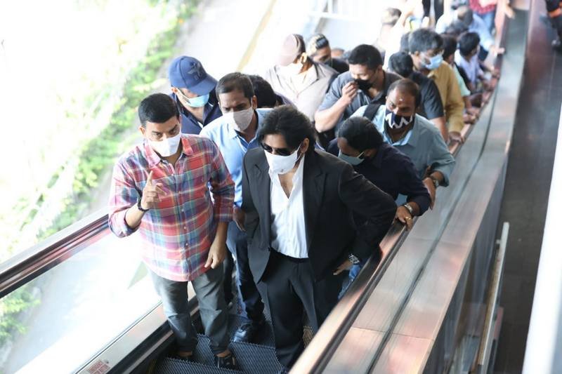 Pawan-Kalyan-Hyderabad-Metro-Train-Ride-Photos-17