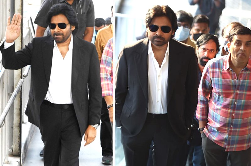 Pawan-Kalyan-Hyderabad-Metro-Train-Ride-Photos-18