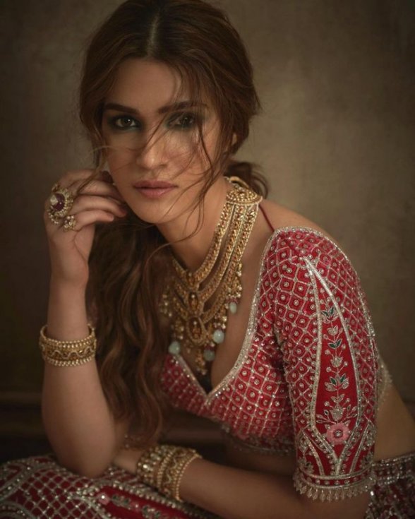 Kriti-Sanon-New-Photos-09