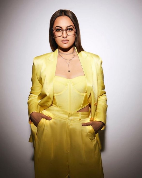 Sonakshi-Sinha-Latest-Pics-04