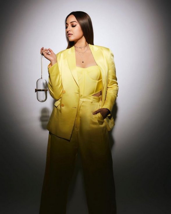 Sonakshi-Sinha-Latest-Pics-05