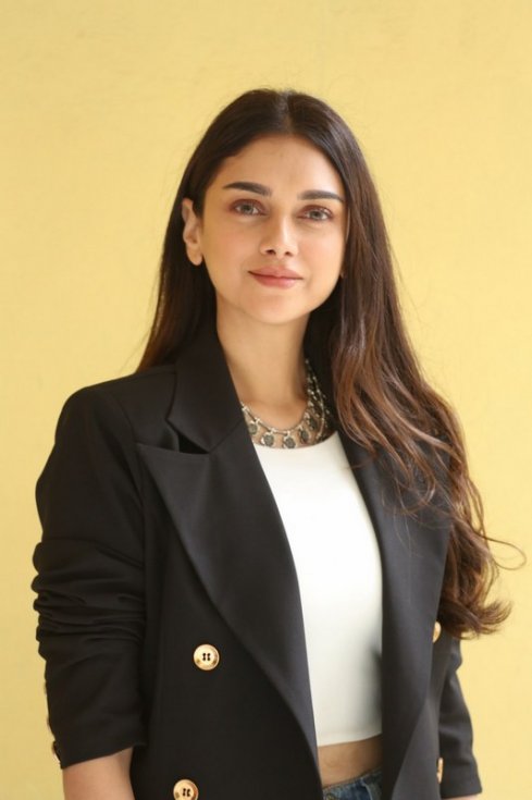 Aditi-Rao-Hydari-Interview-Stills-05