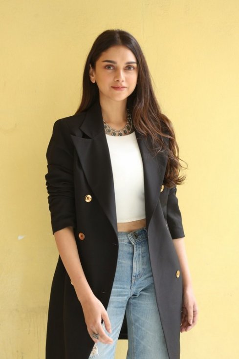 Aditi-Rao-Hydari-Interview-Stills-07