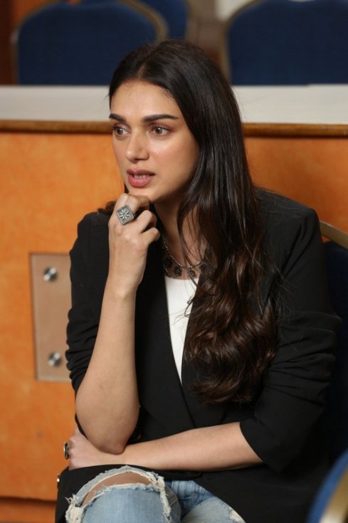 Aditi-Rao-Hydari-Interview-Stills-08