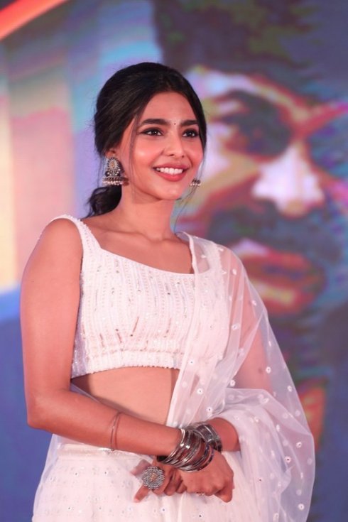 Aishwarya-Lekshmi-New-Photos-08