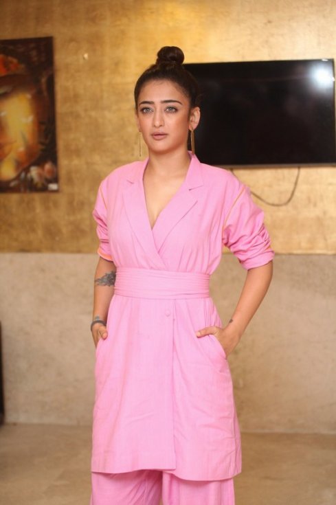 Akshara-Haasan-New-Stills-04