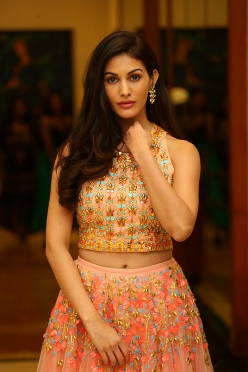 Amyra-Dastur-latest-Pics-07