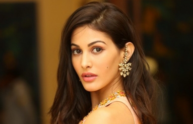 Amyra-Dastur-latest-Pics-02