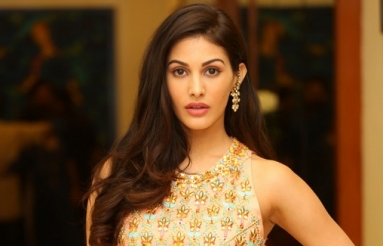 Amyra-Dastur-latest-Pics-04