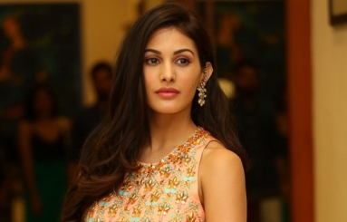 Amyra-Dastur-latest-Pics-09