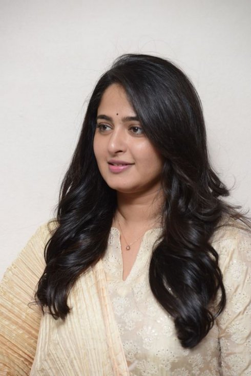 Anushka-Shetty-New-Photos-07