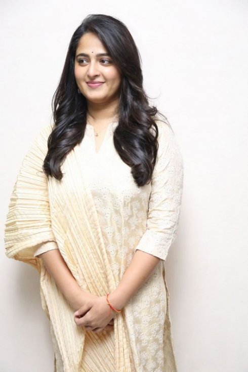 Anushka-Shetty-New-Photos-09