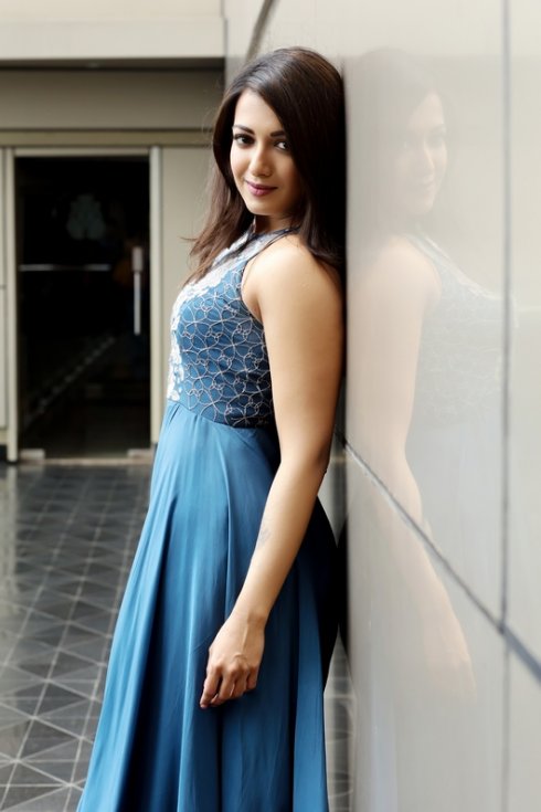 Catherine-Tresa-latest-Photos-03