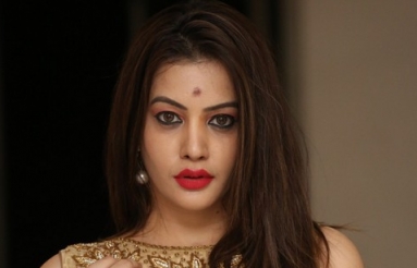 Diksha-panth-New-Photos-05