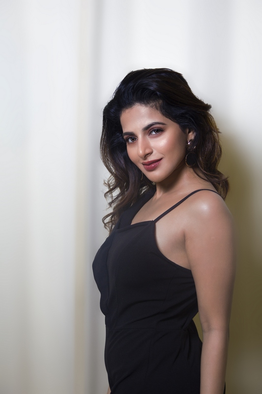 Iswarya-Menon-New-Pics-02