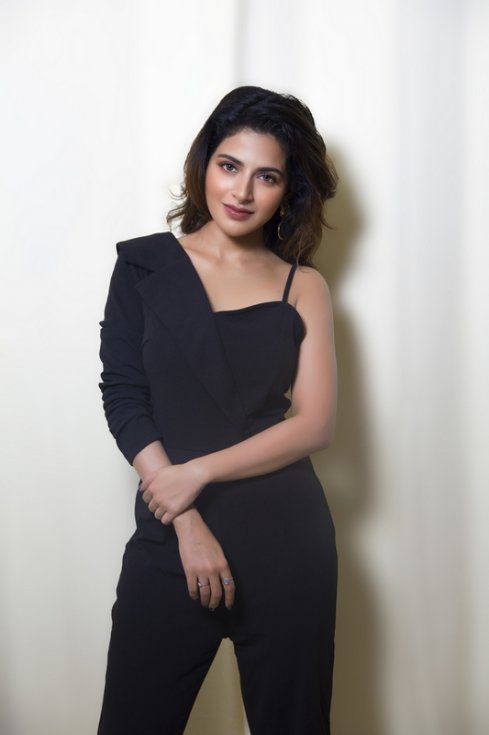 Iswarya-Menon-New-Pics-04