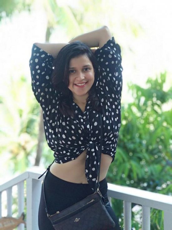 Mannara-Chopra-Latest-Images-02