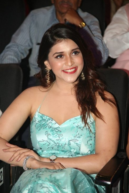 Mannara-Chopra-Pics-02