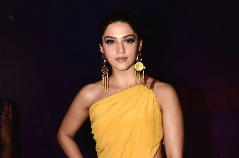 Mehreen Kaur at Zee Apsara Awards