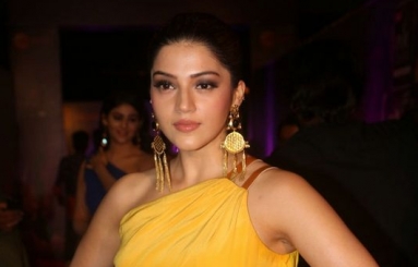 Mehreen-Kaur-at-Zee-Apsara-Awards-03