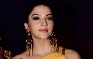 Mehreen-Kaur-at-Zee-Apsara-Awards-08