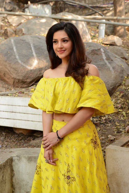 Mehreen-Pirzada-Latest-Pics-04