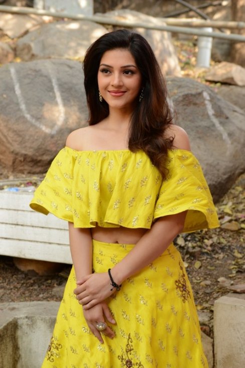 Mehreen-Pirzada-Latest-Pics-02