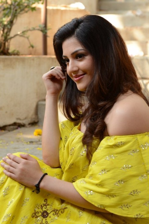 Mehreen-Pirzada-Latest-Pics-06