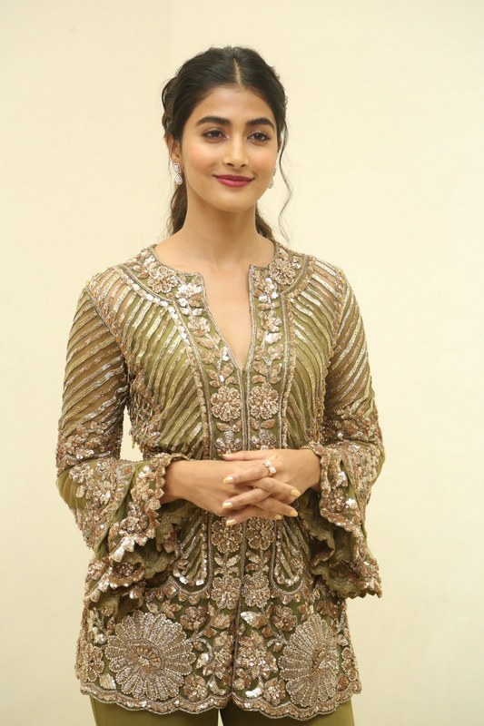 Pooja-Hegde-At-Aravindha-Sametha-Success-Meet-11