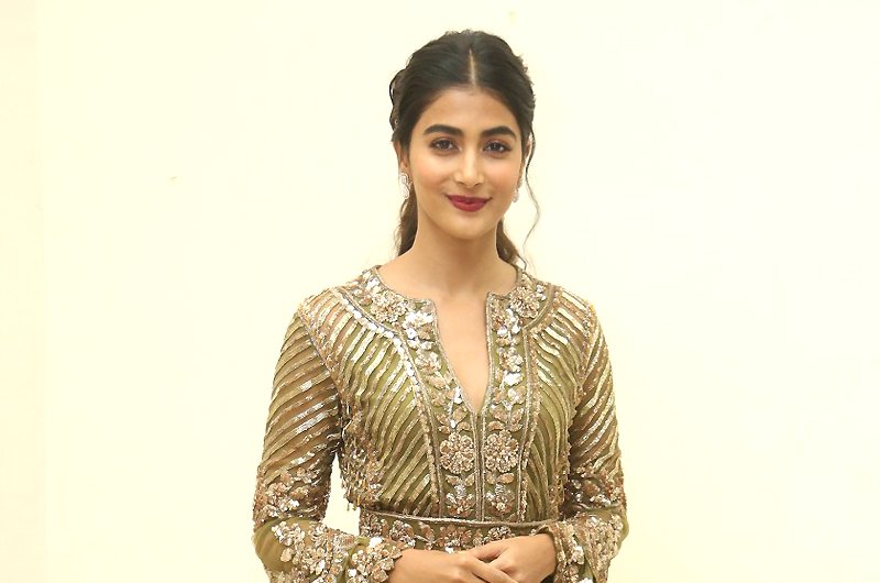 Pooja-Hegde-At-Aravindha-Sametha-Success-Meet-01