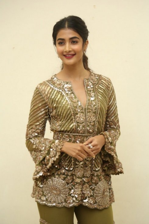 Pooja-Hegde-At-Aravindha-Sametha-Success-Meet-05