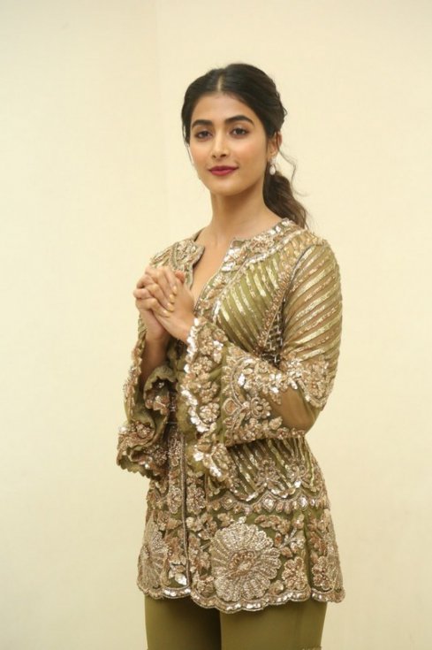 Pooja-Hegde-At-Aravindha-Sametha-Success-Meet-10