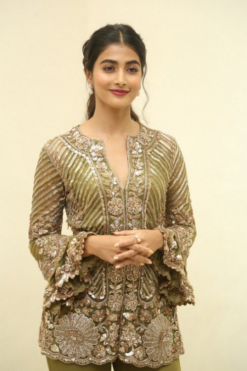 Pooja-Hegde-At-Aravindha-Sametha-Success-Meet-11