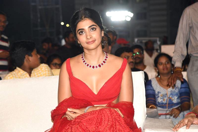 Pooja-Hegde-at-Maharshi-Vijayotsavam-01