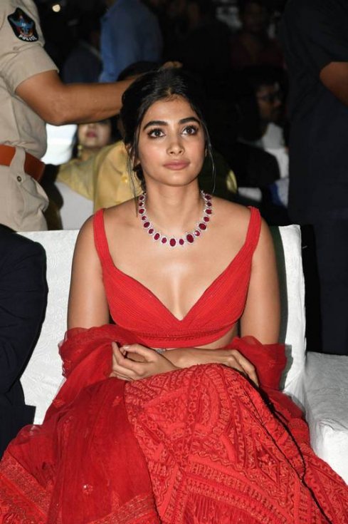 Pooja-Hegde-at-Maharshi-Vijayotsavam-06