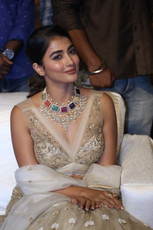 Pooja-Hegde-Latest-Stills-05