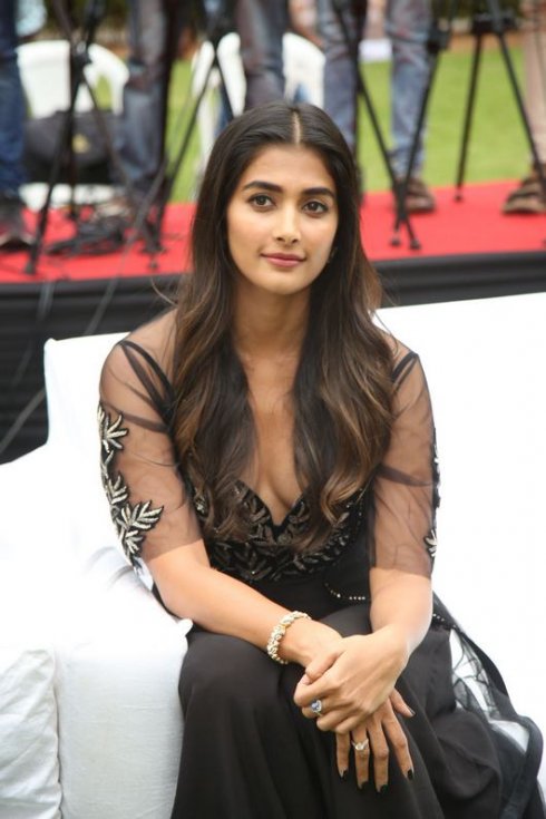 Pooja-Hegde-New-photos-05