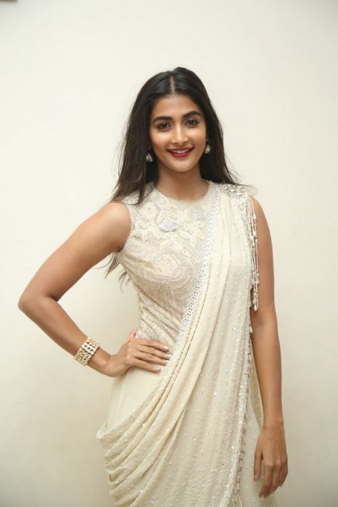 Pooja-Hegde-latest-Photos-04