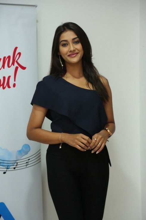 Pooja-Jhaveri-New-Photos-08