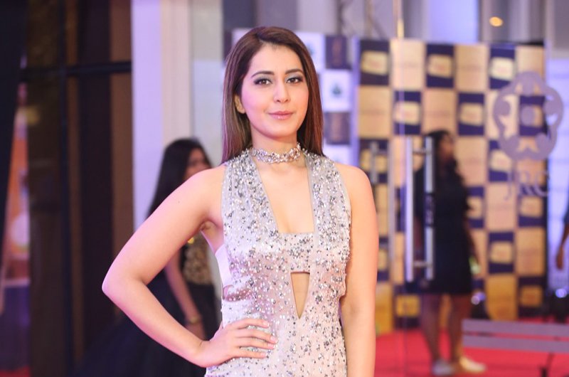 Raashi-Khanna-at-Gaana-Mirchi-Music-Awards-2018-Photos-09